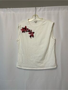 RW&CO. Sleeveless Tank with Red Floral Accent Off White Womens Large
